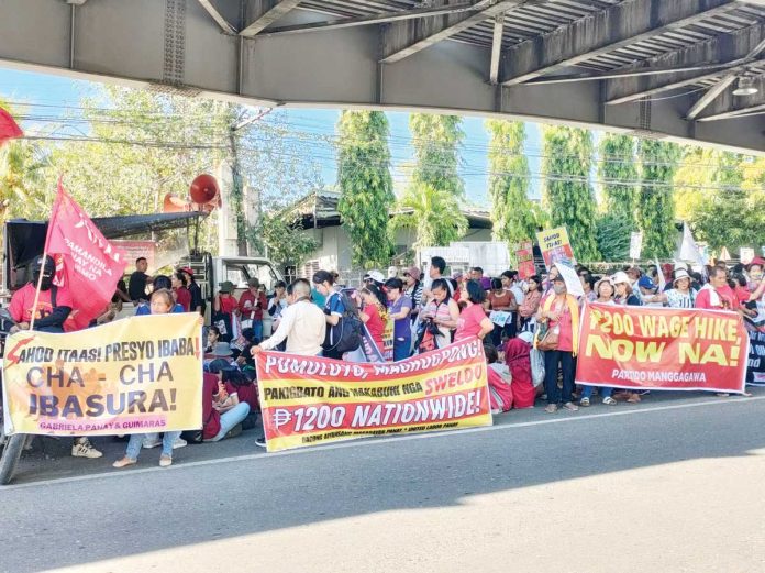 Labor Day rallyists march from the University of the Philippines Visayas-Iloilo City campus to Iloilo Provincial Capitol on Thursday, May 1, 2025. AJ PALCULLO/PN