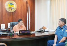 Iloilo’s Gov. Arthur Defensor Jr. meets with Police Colonel Roland Bulalacao, newly designated officer-in-charge of the Iloilo Police Provincial Office, during the latter’s courtesy call at the provincial capitol on May 20. The governor urged Bulalacao to sustain the province’s gains in the fight against illegal drugs and other criminal activities. PHOTO OF COURTESY CALL FROM BALITA HALIN SA KAPITOLYO