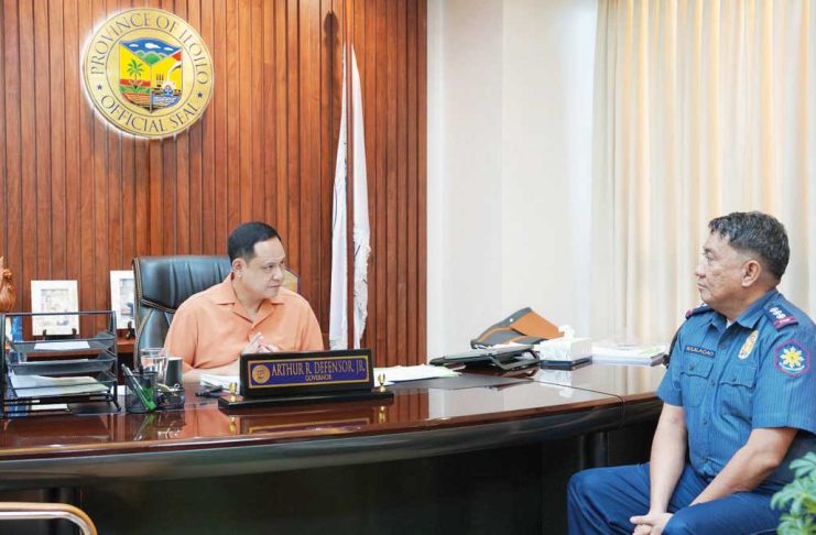 Iloilo’s Gov. Arthur Defensor Jr. meets with Police Colonel Roland Bulalacao, newly designated officer-in-charge of the Iloilo Police Provincial Office, during the latter’s courtesy call at the provincial capitol on May 20. The governor urged Bulalacao to sustain the province’s gains in the fight against illegal drugs and other criminal activities. PHOTO OF COURTESY CALL FROM BALITA HALIN SA KAPITOLYO