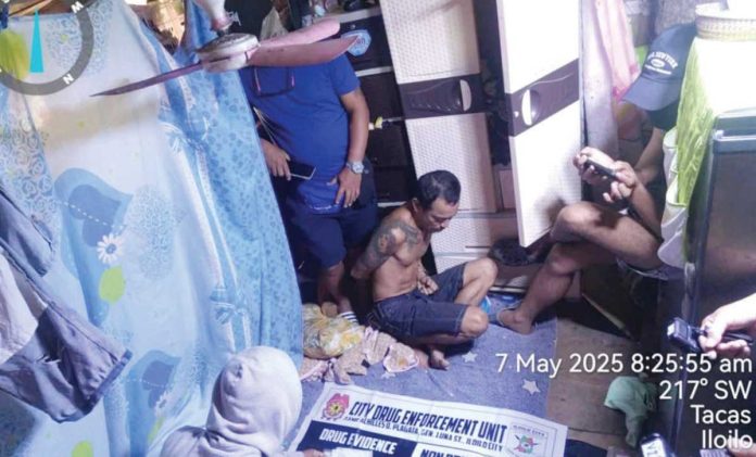 jaro_drugs_resized The successful antidrug operation led by the Iloilo City Police Office’s Drug Enforcement Unit resulted to the arrest of alias “Winzon” and confiscation of around P1.156 million worth of suspected shabu in Barangay Lanit, Jaro district on May 7, 2025. PHOTO COURTESY OF BOMBO RADYO ILOILO 837KHZ/FB