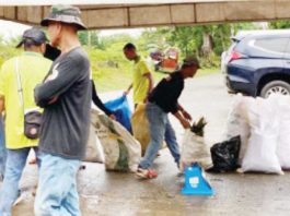 Residents of Barangay Agtambi, Dao, Capiz participate in the clean-up drive as part of the Kalinga at Inisyatiba para sa Malinis na Bayan (KALINISAN) sa Bagong Pilipinas Program.