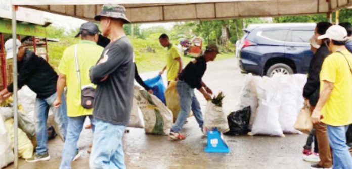 kalinisan-program-1 Residents of Barangay Agtambi, Dao, Capiz participate in the clean-up drive as part of the Kalinga at Inisyatiba para sa Malinis na Bayan (KALINISAN) sa Bagong Pilipinas Program.