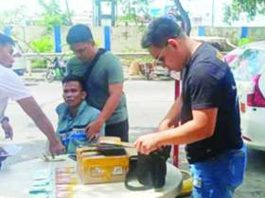 Authorities arrest a suspect in an entrapment operation at Fort San Pedro, Iloilo City, and seize 2,500 pre-registered SIM cards — a potential tool for scams, phishing, and vote buying. The confiscated items, along with marked money, are now in police custody as evidence in the case. PRO-6 PHOTO