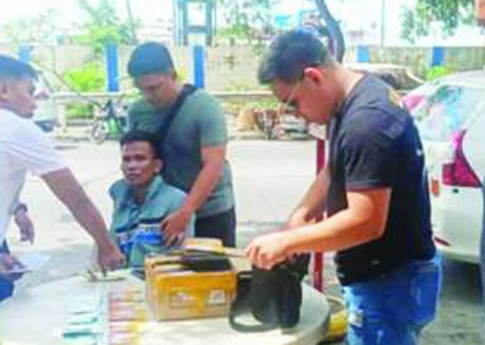 mai-illegal-SIM-cards-1_superimposed Authorities arrest a suspect in an entrapment operation at Fort San Pedro, Iloilo City, and seize 2,500 pre-registered SIM cards — a potential tool for scams, phishing, and vote buying. The confiscated items, along with marked money, are now in police custody as evidence in the case. PRO-6 PHOTO