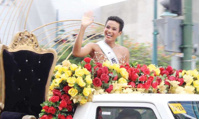 mai_alexie_1_resized Alexie Mae Brooks, Miss Eco International 2025 and former Miss Iloilo, beams and waves to cheering Ilonggos during her homecoming motorcade in Iloilo City on May 5. The Leon, Iloilo native is the third Filipina to win the Miss Eco International crown. AJ PALCULLO/PN