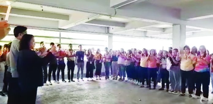 neljoy_DOLE_HIV_copy_resized Department of Labor and Employment – Region 6 personnel hold a candlelight memorial in Iloilo City on May 23, 2025, as part of the International AIDS Candlelight Memorial, honoring the 4,146 lives lost to HIV-related illnesses in the country since 2020. The activity also called for continued awareness and a stigma-free workplace environment.
