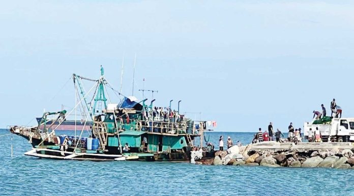 Authorities escort the seized F/B Seahorse, a fishing vessel caught using the banned Danish Seine method off Bantigui Island, Carles, Iloilo. The operation forms part of the Iloilo Provincial Government’s intensified crackdown on illegal, unreported, and unregulated (IUU) fishing. CAPITOL PHOTO