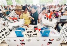 Cebuanos check the quality of the P20-per-kilo rice at the Cebu Provincial Capitol on May 1, 2025. JACQUELINE HERNANDEZ/RAPPLER PHOTO