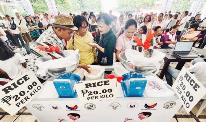 no_rice_shortage_resized Cebuanos check the quality of the P20-per-kilo rice at the Cebu Provincial Capitol on May 1, 2025. JACQUELINE HERNANDEZ/RAPPLER PHOTO
