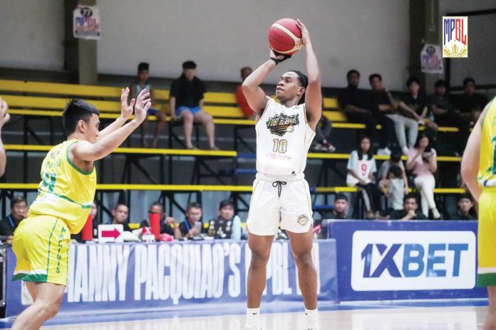 sports-MPBL-1 Bacolod Tubo Slashers’ Jaycee Adjei pulls up for a basket against a Parañaque Patriots defender. MPBL PHOTO