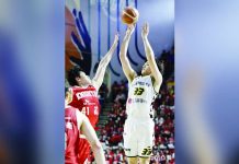 Changwon LG Sakers’ Carl Tamayo pulls up for a shot. KBL PHOTO