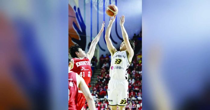 sports Tamayo 1_superimposed Changwon LG Sakersā Carl Tamayo pulls up for a shot. KBL PHOTO