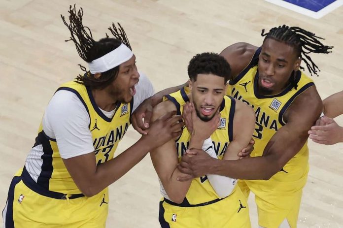 sports_NBA.JPG_resized Tyrese Haliburton makes a choke gesture after leading Indiana Pacers to a comeback win over the New York Knicks. AP