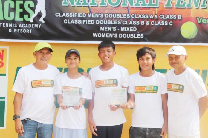 sports_Negrense_1_resized Kathlyn Bugna (second from left) is pictured with (from left) coach Socrates Guba of RSB La Carlota, co-MVPs Francisco De Juan III and Tyronne Caro, and Don Alipo-on, president and manager of Verde Aces Resort and Academy.