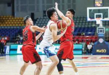 Rain or Shine Elasto Painters’ Adrian Nocum attempts to elude the double teaming defense of Blackwater Bossing. PBA PHOTO