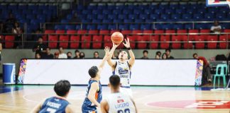 Magnolia Chicken Timplados Hotshots’ Paul Lee shoots against the defense of Meralco Bolts’ Chris Banchero. PBA PHOTO