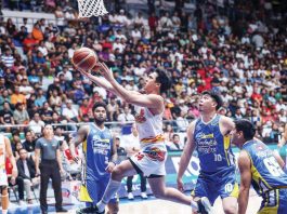Rain or Shine Elasto Painters’ Andrei Caracut eludes his Magnolia Chicken Timplados Hotshots’ defenders for a layup. PBA PHOTO