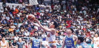 Rain or Shine Elasto Painters’ Andrei Caracut eludes his Magnolia Chicken Timplados Hotshots’ defenders for a layup. PBA PHOTO
