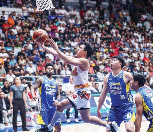 Rain or Shine Elasto Painters’ Andrei Caracut eludes his Magnolia Chicken Timplados Hotshots’ defenders for a layup. PBA PHOTO