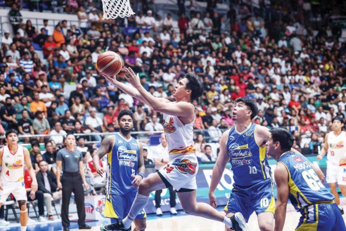 sports_Rain_resized Rain or Shine Elasto Painters’ Andrei Caracut eludes his Magnolia Chicken Timplados Hotshots’ defenders for a layup. PBA PHOTO