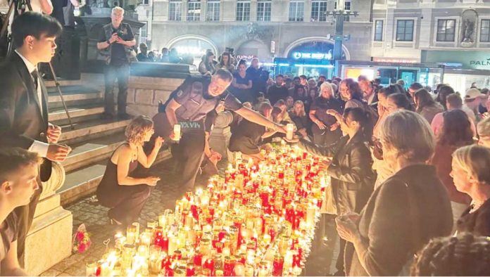 Austria_resized Austria has held a minute of silence for 10 people killed in a school shooting, after thousands gathered for a candlelight vigil for the victims on Tuesday evening. BBC