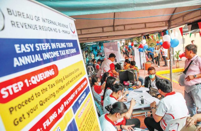 Taxpayers line up to file their Annual Income Tax Returns (AITR) at Bureau of Internal Revenue office in Intramuros, Manila. JONATHAN CELLONA/ABS-CBN NEWS FILE PHOTO