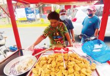 Mandatory medical examination and health card are two of the requirements for ambulant food vendors under Bacolod City’s Ambulant Food Vendors Ordinance. RADYO BANDERA-BACOLOD CITY/NEGROS OCCIDENTAL/FB PHOTO