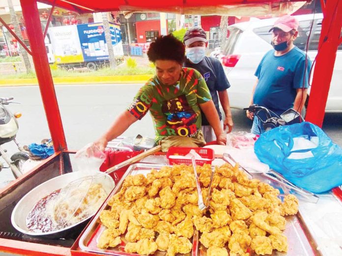 CHO_food_vendors_resized Mandatory medical examination and health card are two of the requirements for ambulant food vendors under Bacolod City’s Ambulant Food Vendors Ordinance. RADYO BANDERA-BACOLOD CITY/NEGROS OCCIDENTAL/FB PHOTO