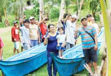 Gov. Fredenil H. Castro leads the distribution of brand-new fishing boats to beneficiaries in Barangay Balogo, Pilar, Capiz on June 13, 2025. CAPIZ PROV’L GOV’T COMMUNICATIONS GROUP PHOTO