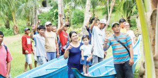 Gov. Fredenil H. Castro leads the distribution of brand-new fishing boats to beneficiaries in Barangay Balogo, Pilar, Capiz on June 13, 2025. CAPIZ PROV’L GOV’T COMMUNICATIONS GROUP PHOTO