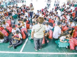 Grade 10 students of San Francisco High School (formerly Don Mariano Marcos High School) in Barangay Ramon Magsaysay, Quezon City on Monday, June 16, spent the first day of classes at the covered court after a fire hit one of the buildings the day before. The fire destroyed the school's more than 20 classrooms. PNA