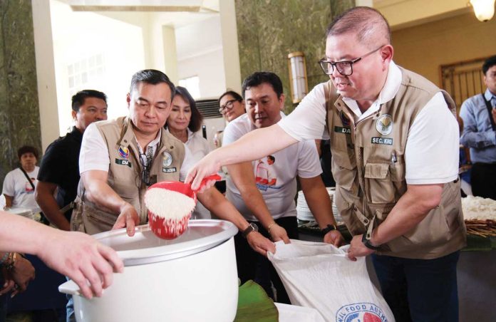 NFA-powers Agriculture Secretary Francisco Tiu Laurel Jr. leads the ceremonial selling of the P20 per kilo NFA rice in Cebu on May 1, 2025. PHOTO COURTESY OF GMA INTEGRATED NEWS
