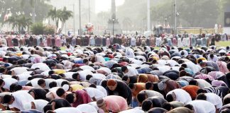 Filipino Muslims perform a morning prayer to mark Eid’l Adha (Feast of Sacrifice) at the Quirino Grandstand in Manila on June 6. One of the important holidays for Muslims, Eid’l Adha commemorates Prophet Ibrahim’s willingness to sacrifice his son to obey God’s command. PNA