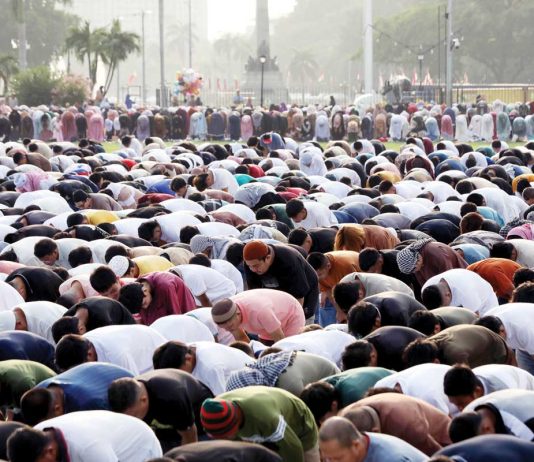 Filipino Muslims perform a morning prayer to mark Eid’l Adha (Feast of Sacrifice) at the Quirino Grandstand in Manila on June 6. One of the important holidays for Muslims, Eid’l Adha commemorates Prophet Ibrahim’s willingness to sacrifice his son to obey God’s command. PNA