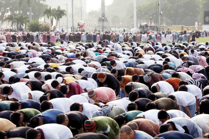 Filipino Muslims perform a morning prayer to mark Eid’l Adha (Feast of Sacrifice) at the Quirino Grandstand in Manila on June 6. One of the important holidays for Muslims, Eid’l Adha commemorates Prophet Ibrahim’s willingness to sacrifice his son to obey God’s command. PNA