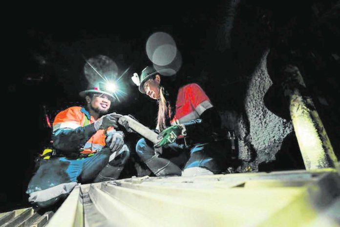 Philippine_mines_resized Geotechnical personnel inspect samples at Didipio Mine in Nueva Vizcaya. OCEANIAGOLD PHILIPPINES PHOTO