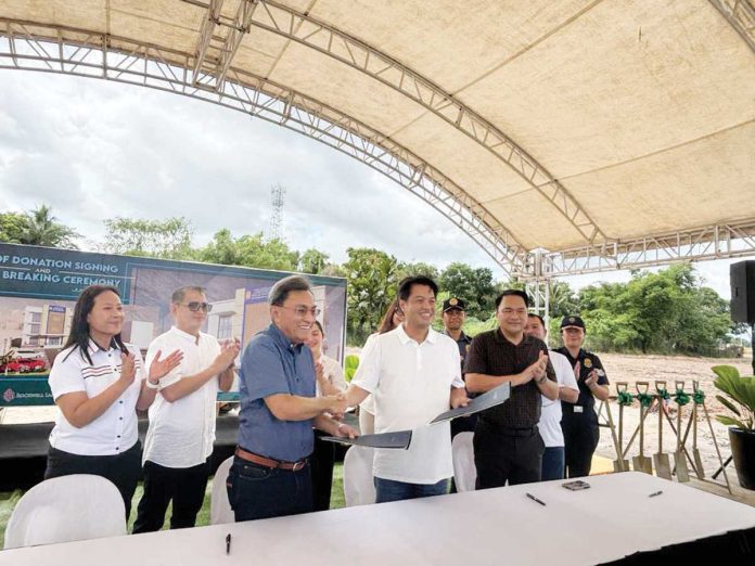 bacolod_DOD_signing_1_resized Bacolod City’s Mayor Alfredo Abelardo Benitez shakes hands with Rockwell Land Corporation chairman and CEO Nestor Padilla during the signing of the Deed of Donation on June 9, 2025 at the developer's project site in Barangay Mandalagan. Witnessing the ceremony is Mayor-elect and incumbent Congressman Greg Gasataya. MAE SINGUAY/PN