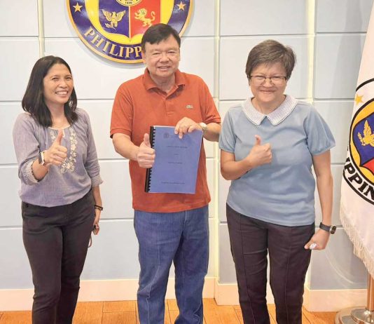 UNMODIFIED OPINION. Iloilo City Accountant’s Office Department Head Michelle Lopez (right) and Assistant Department Head Katheryn Tibajares (left) present the city’s Annual Audit Report to Mayor Jerry P. Treñas. Iloilo City earned, for the first time, an Unmodified Opinion from the Commission on Audit (COA) on its 2024 financial statements. This signifies that the city’s financial records are complete, accurate, and in full compliance with international public sector accounting standards. This milestone reflects the city government’s commitment to transparency, integrity, and sound fiscal management.