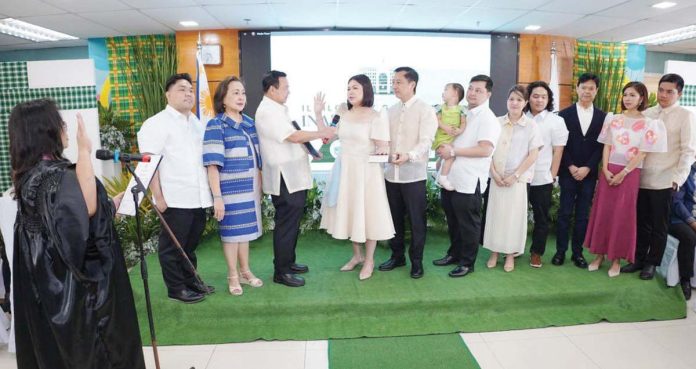 banner_pic1_resized HERSTORY BEGINS. Mayor Raisa S. Treñas was officially sworn into office by Judge Rose Edith Gautier Togonon of Regional Trial Court Branch 25, marking a historic milestone as the first elected woman mayor of Iloilo City. Standing proudly by her side were her husband Francis and daughter Thea; her parents, outgoing Mayor Jerry Treñas and Rosalie Treñas; her brothers Carlo, Miguel, Gerry, and Paolo; sisters-in-law Kristine and Fritzie; and her uncle, Atty. Jose Mari Perez Treñas, all bearing witness to the beginning of a new chapter in the city’s leadership.