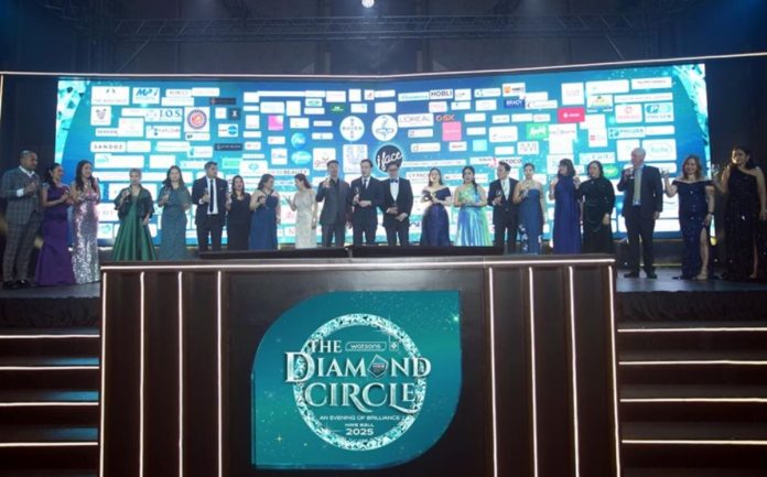 diamond-circle (1) Watsons Philippines executives and brand partners raise a celebratory toast at the Watsons Health, Wellness, and Beauty (HWB) Awards 2025, marking another year of strong collaboration and shared success.
