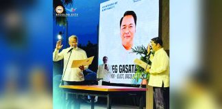 Newly elected Bacolod City’s Mayor Greg Gasataya (right) took his oath before Department of Interior and Local Government Secretary Jonvic Remulla (left) on June 28, 2025 at the Bacolod City Government Center. DILG-BACOLOD CITY PHOTO