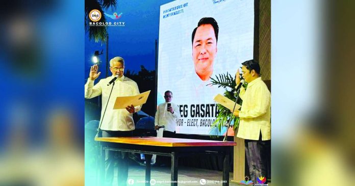 gasataya appointees copy_superimposed Newly elected Bacolod City’s Mayor Greg Gasataya (right) took his oath before Department of Interior and Local Government Secretary Jonvic Remulla (left) on June 28, 2025 at the Bacolod City Government Center. DILG-BACOLOD CITY PHOTO