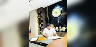 Bacolod City’s Mayor Greg Gasataya signs two executive orders on June 30, 2025, his first day in office, at the City Mayor’s Office in the Bacolod City Government Center. MAE SINGUAY/PN