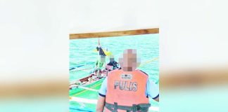 Fisherman alias “Mau” was caught by personnel of the 2nd Iloilo Provincial Mobile Force Company and Iloilo Provincial Bantay Dagat Task Force during their seaborne patrol on Wednesday morning, June 4, 2025. Authorities seized his boat and fishing gear. IPPO PHOTO
