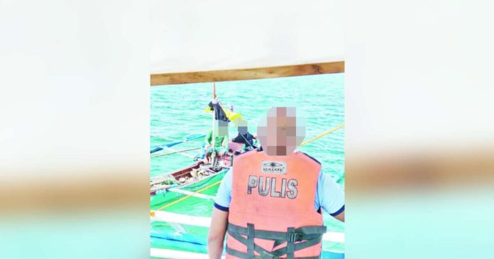 illegal fishing_superimposed Fisherman alias “Mau” was caught by personnel of the 2nd Iloilo Provincial Mobile Force Company and Iloilo Provincial Bantay Dagat Task Force during their seaborne patrol on Wednesday morning, June 4, 2025. Authorities seized his boat and fishing gear. IPPO PHOTO