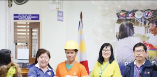 Department of Labor and Employment - Region 6 assistant regional director Melissa Navarra (second from left) and Department of Agriculture - Western Visayas OIC-Regional Technical Director Maria Teresa Solis (second from right) lead the ceremonial distribution of rice to a minimum wage earner during the official launch of the “Benteng Bigas Meron Na!” P20/kilo rice project on June 13 at the National Food Authority compound in Jaro, Iloilo City. Photo from DA-6 Facebook