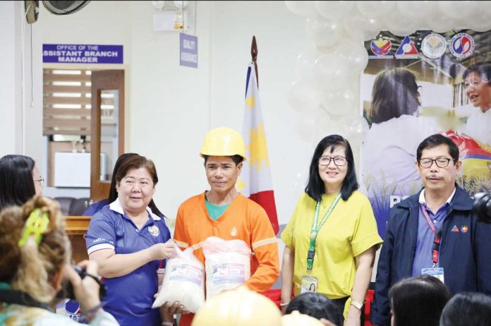 Department of Labor and Employment - Region 6 assistant regional director Melissa Navarra (second from left) and Department of Agriculture - Western Visayas OIC-Regional Technical Director Maria Teresa Solis (second from right) lead the ceremonial distribution of rice to a minimum wage earner during the official launch of the “Benteng Bigas Meron Na!” P20/kilo rice project on June 13 at the National Food Authority compound in Jaro, Iloilo City. Photo from DA-6 Facebook