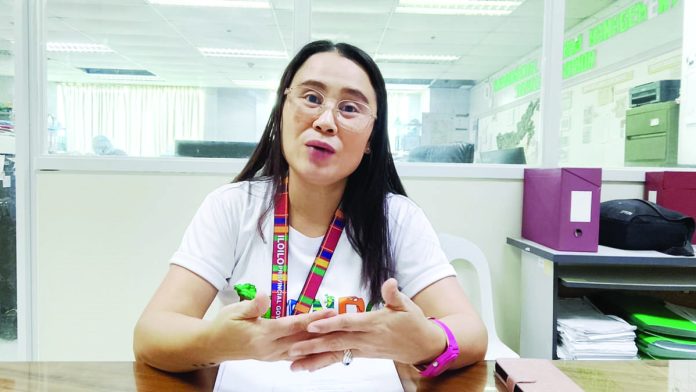 ime_mrf_resized “Ideally, garbage segregation starts at home, where recyclables like bottles, paper, and plastics are separated and sold directly, reducing the volume of waste that goes to the MRF (Materials Recovery Facilities),” says Iloilo Provincial Government Environment and Natural Resources Office’s senior environmental management specialist Mitzi Peñaflorida. IME SORNITO/PN