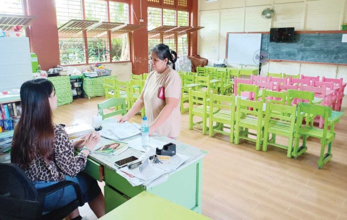 ime_school_opening_(1)_resized Classrooms at La Paz I Elementary School in Iloilo City are ready to welcome learners back today. Public schools in Western Visayas have prepared for today’s school opening amid persistent shortages in facilities and teaching personnel. AJ PALCULLO/PN