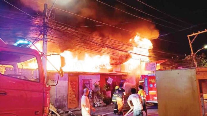 Firefighters and residents helped extinguished the fire that hit six houses on Friday night, May 30, 2025, in Barangay Magsaysay, La Paz, Iloilo City. PHOTO COURTESY OF R6 ILOILO PEGASUS SEARCH AND RESCUE GROUP/FB